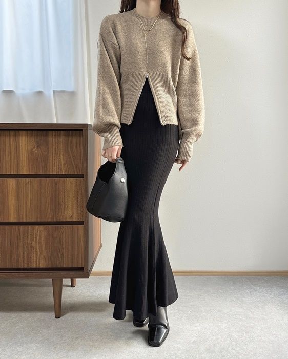 Availのブラウンの「裾ZIPプルオーバー」×リブニットマーメイドスカート