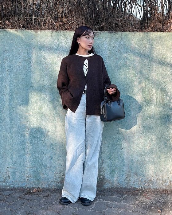 Availのダークブラウンの「スリット2WAYプルオーバー」×デニムパンツ