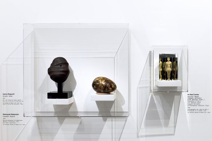 ／左か ら、イサム・ノグチ《Atomic Head》1957年、中西夏之《Compact Object》1962年