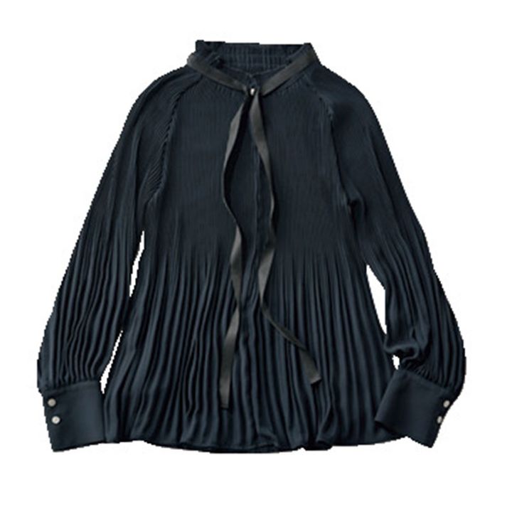 ツヤ素材のプリーツブラウス