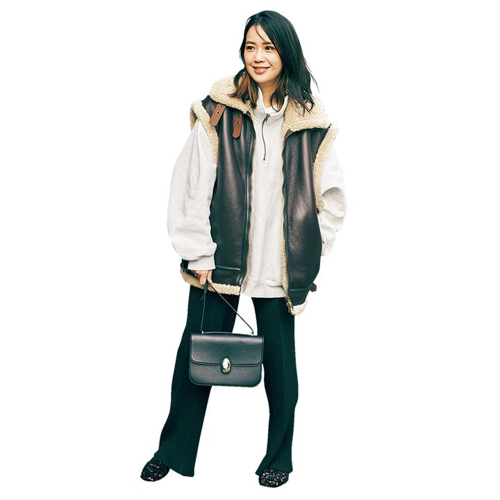 GUのハーフジップスウェットにムートンジレを重ねて黒パンツを合わせたVERY編集者の着こなし