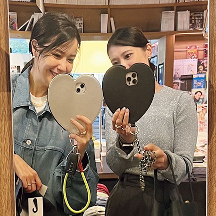 ajewのハート形のスマホショルダーを持つVERYスタッフ2人