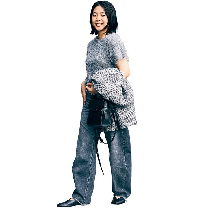 ロネルのグレーの半袖シャギーニットにデニムと黒小物を合わせたVERY編集者の私服コーデ