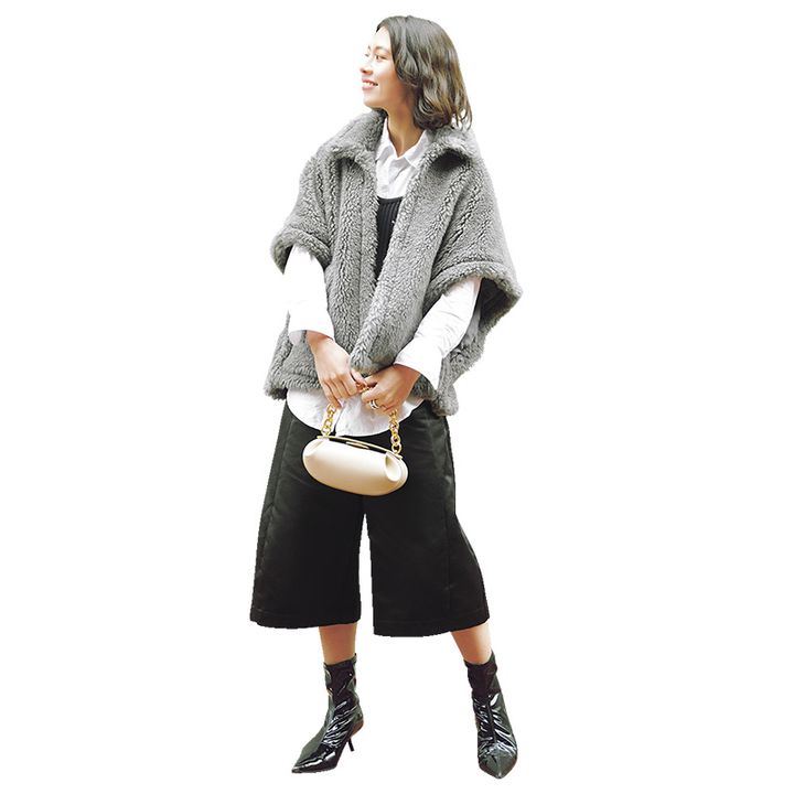 白シャツにビスチェとボアアウターにエコレザーのハーフパンツを合わせたVERYライターの私服コーデ