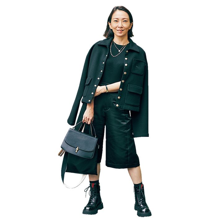 黒ジャケットとニットにエコレザーのハーフパンツを合わせたVERYライターの私服コーデ