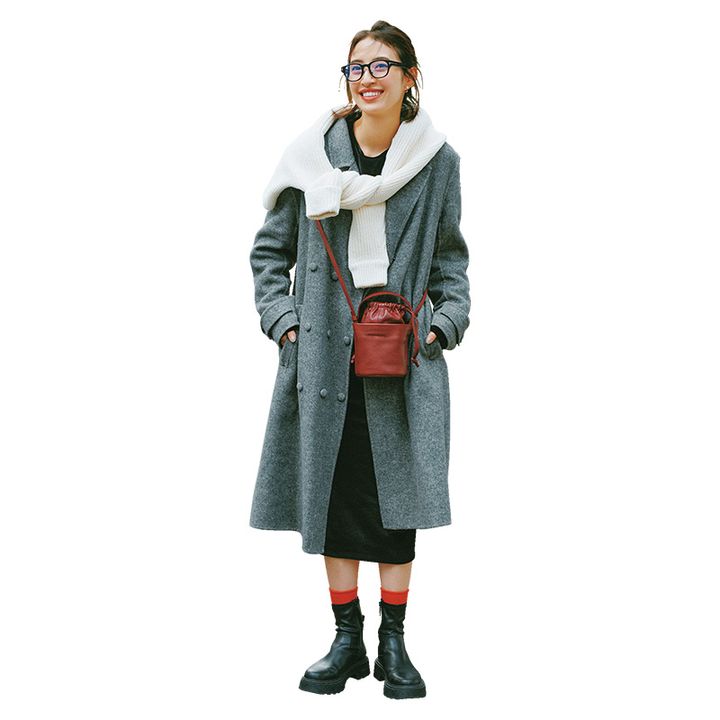 グレーのロングコートに白ニットを肩に巻いてボルドーの巾着バッグを斜めがけしたVERYモデル岡本あずささんの私服コーデ