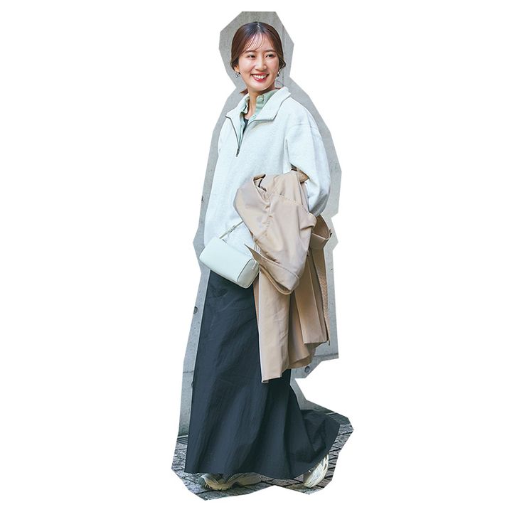 GUのハーフジップスウェットにロングスカートを合わせたVERYライターの着こなし