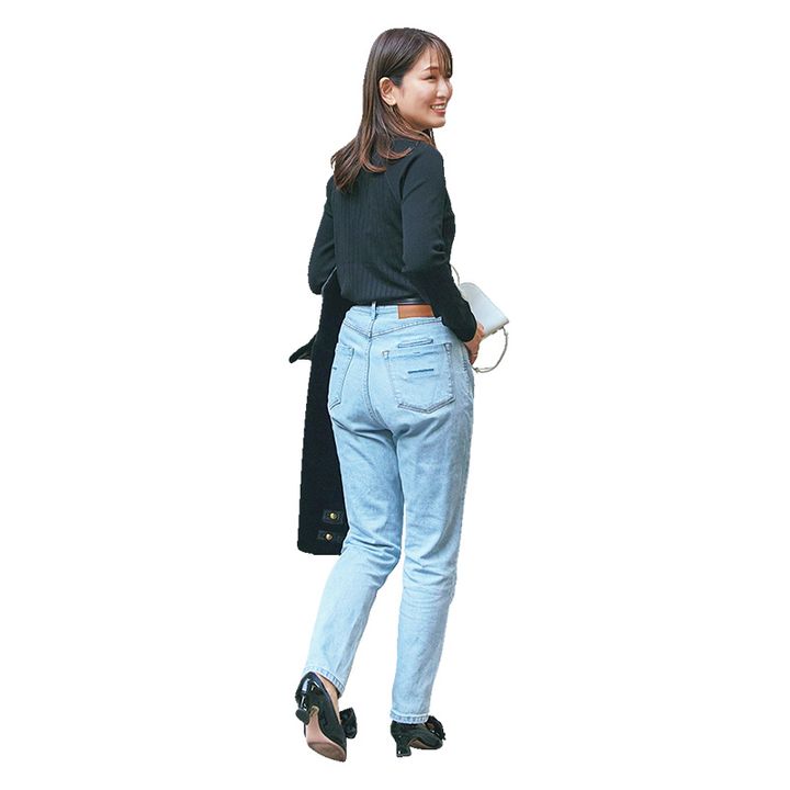 黒トップスとヤヌークの淡色デニムを合わせたVERYライターの私服コーデ