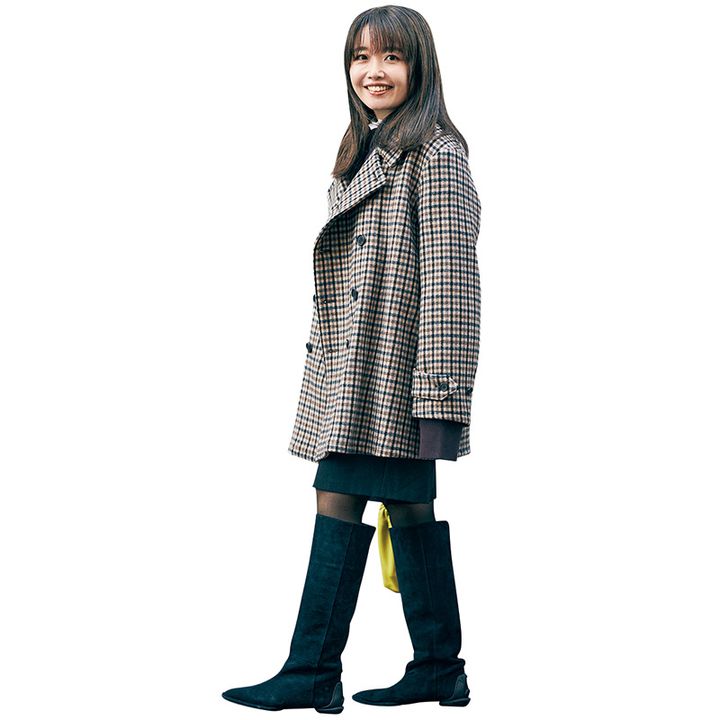 チェック柄のアウターにスカートとシーセイのロングブーツを合わせたVERY編集のコーデ