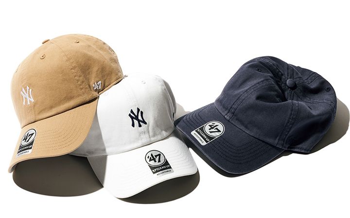 フォーティーセブンのロゴ入りキャップと無地キャップ