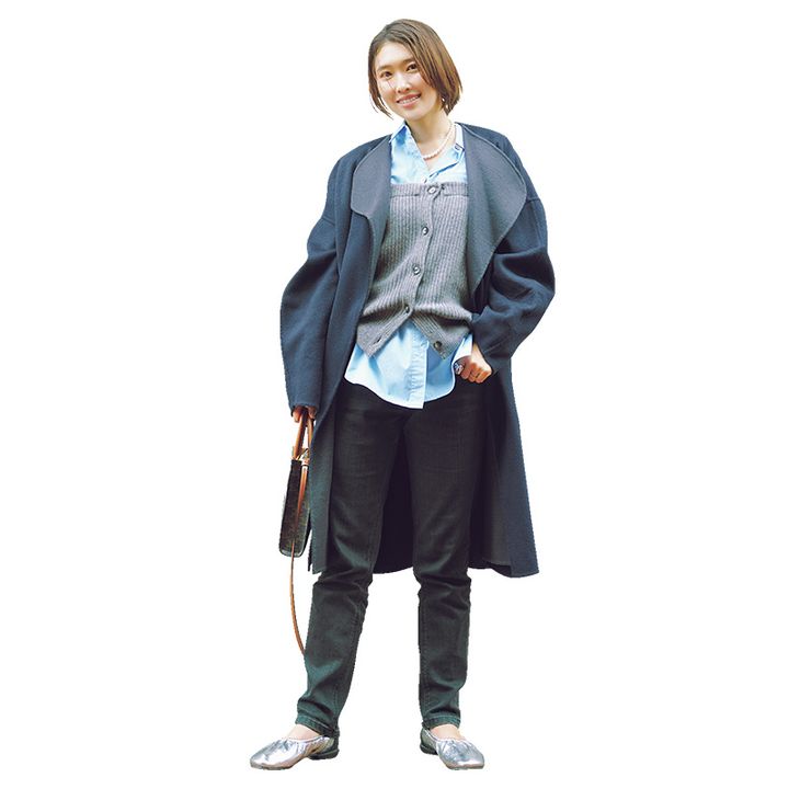 ブルーシャツとビスチェにヤヌークのブラックデニムを合わせたVERYライターの私服コーデ