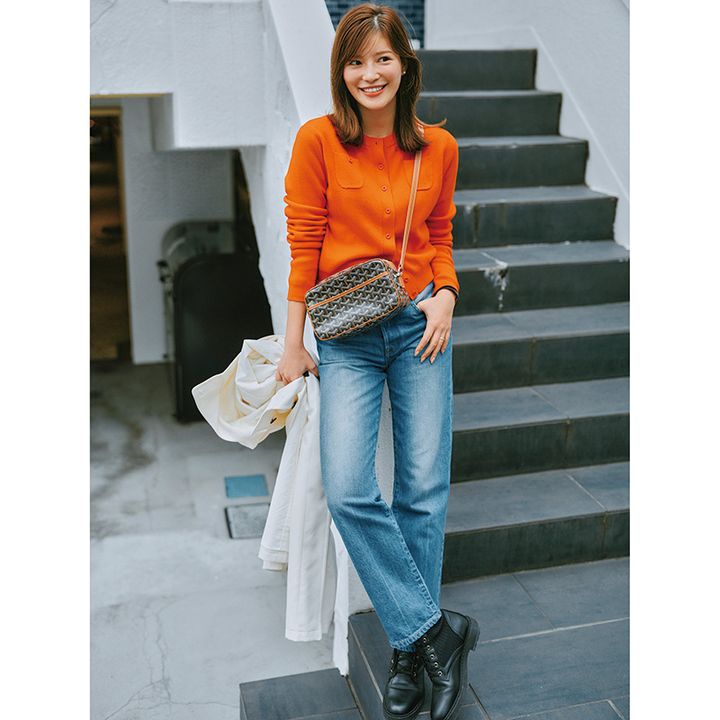 CABaNのオレンジ色のカーディガンにデニムを合わせたVERYモデル咲和希さんの私服コーデ