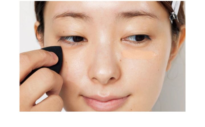 2コンシーラー クマの濃い部分にオレンジをオン