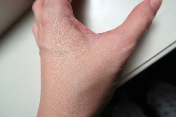 アンドビー ブラックスポンジの使い方 ファンデーション