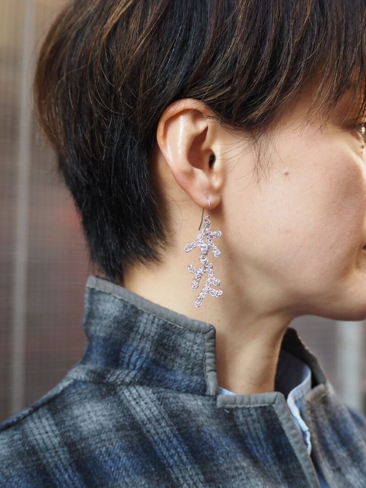 「カリン・リム」のピアス