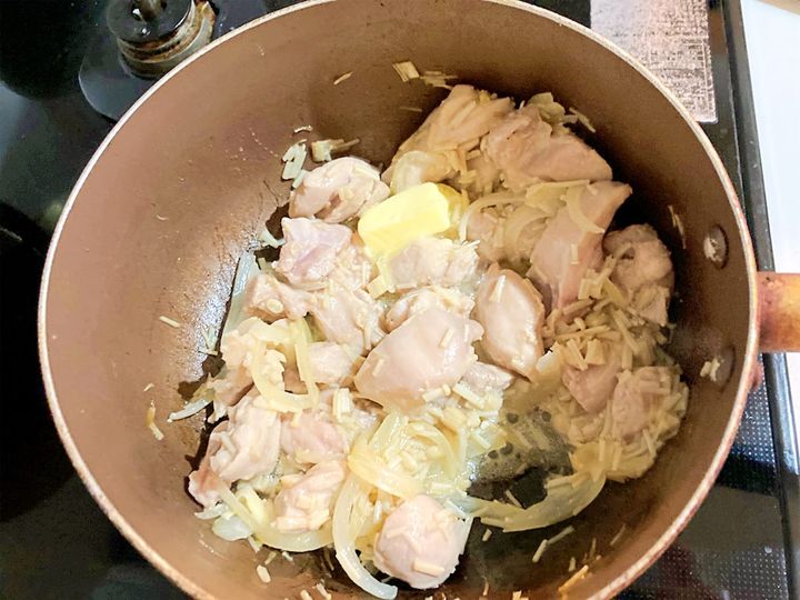 鶏もも肉とバターを入れた様子