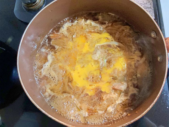 1回目の卵を入れている様子