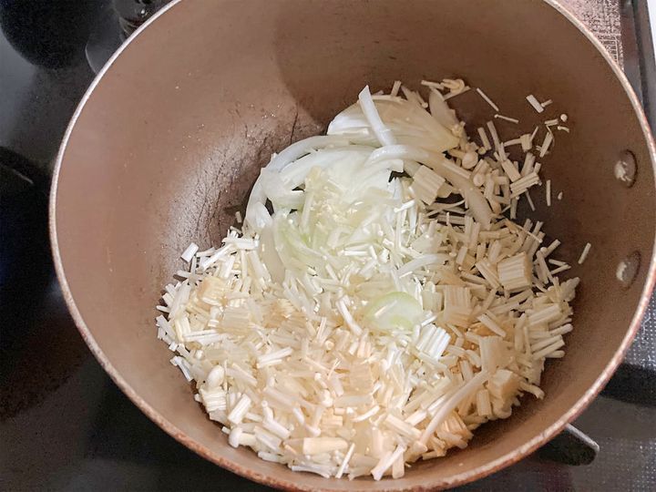 玉ねぎとえのきたけを炒めている様子