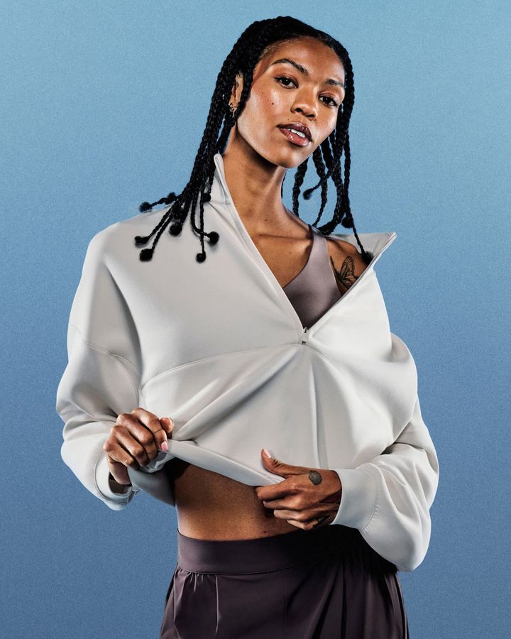 ハーフジップ ソフトニット トップ＆ウーブン ワイドレッグ パンツ ともに¥15,290／NIKE（ナイキ カスタマーサービス）