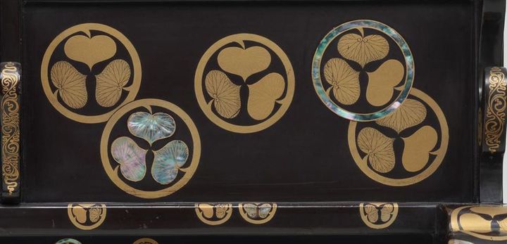 黒漆葵紋蒔絵螺鈿刀掛（江戸時代）の写真を一部加工、東京国立博物館蔵、国立博物館所蔵品統合検索システム