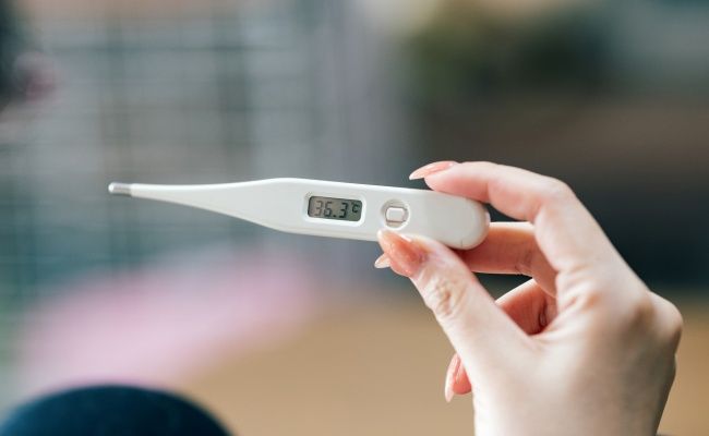 体温を測る女性