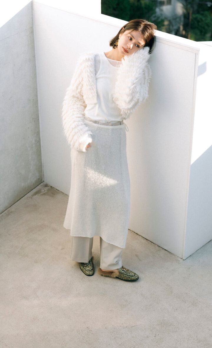 カーディガン￥31,900 （サロン アダム エ ロペ／ジュンカスタマーセンター） シアーロングTシャツ￥15,400（トゥデイフル／ライフズ 代官山店） スカート￥16,500（プラージュ／プラージュ ルミネ有楽町店） パンツ￥16,500(アンヌーク) ピアス￥25,300（アリ・ジェルディ／ピモンテ） シューズ￥17,600（ル タロン グリーズ／ル タロン グリーズ ルミネ新宿店）