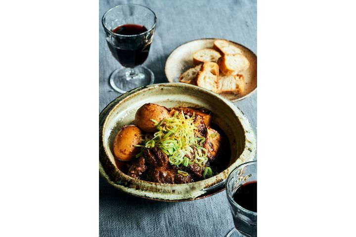 白飯に合うワイン居酒屋風こってり煮込み“牛肉の赤ワイン味噌煮込み”