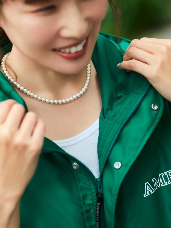 カジュアルコーデにパールネックレスを合わせたコーデ