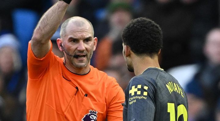 三笘薫を絶望させた相手FW、「かもめポーズ」でイエローカードを提示されたワケ