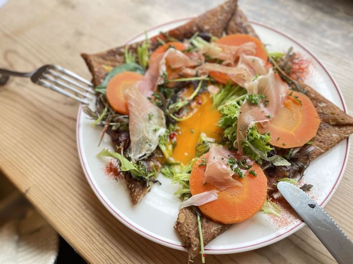 「生ハムと人参コンセルヴサラダの卵チーズガレット」Aセット（デザートクレープ、ドリンク付き）2400円、Bセット（ドリンク付き）1800円