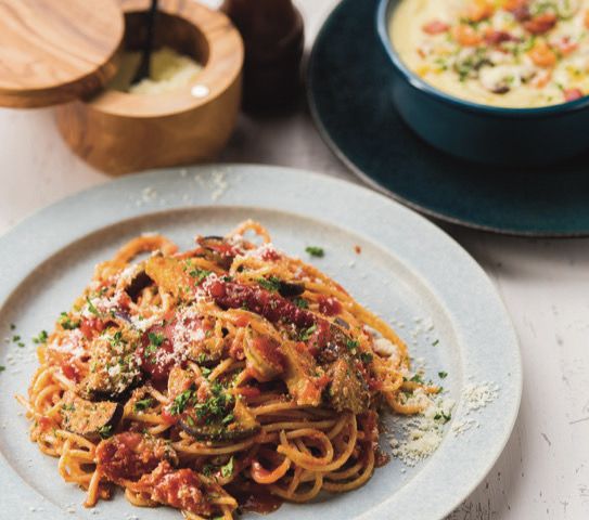 手前「茄子とベーコンのトマトソース メランツァーネ」1595円、奥「あさりとベーコンのクラムチャウダー（レギュラーサイズ）」770円