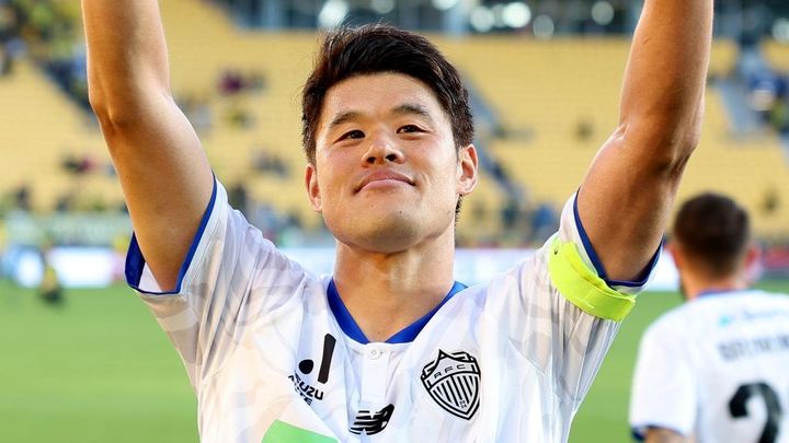 現地絶賛の34歳元日本代表選手、離脱からの復帰「即スタメン」で勝利に貢献！チームは首位に返り咲く