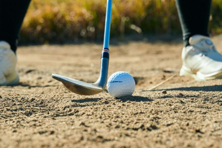 バンカーから「確実に1発で出る」方法とは？ポイントは“構え”と”振りぬき”