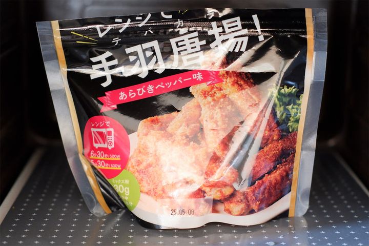 「レンジで手羽唐揚」をレンジで加熱している