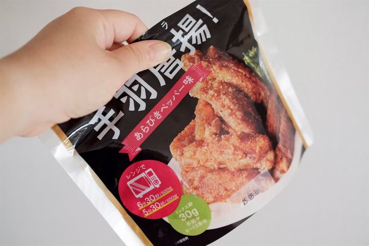 レンジで手羽唐揚を作っている