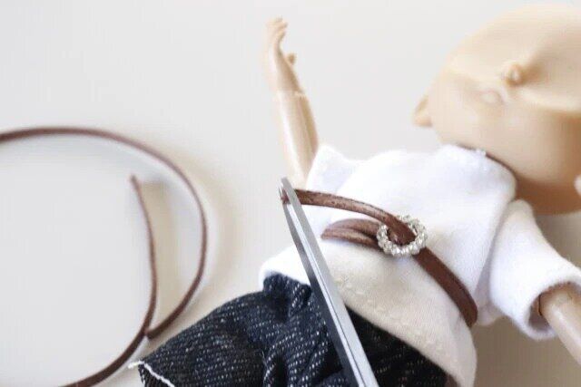 セリアのおすすめのドール服 ステッチ入りフェイクレザーベルトとドール服 バックル ラインストーン2P