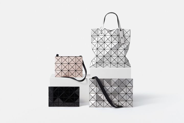 スモール ショルダーバッグ 本体H17cm ¥30,800 トートバッグ 本体H34cm ¥44,000 フラットポーチ 本体H16cm ¥24,200 ショルダーバッグ 本体H23cm ¥48,400