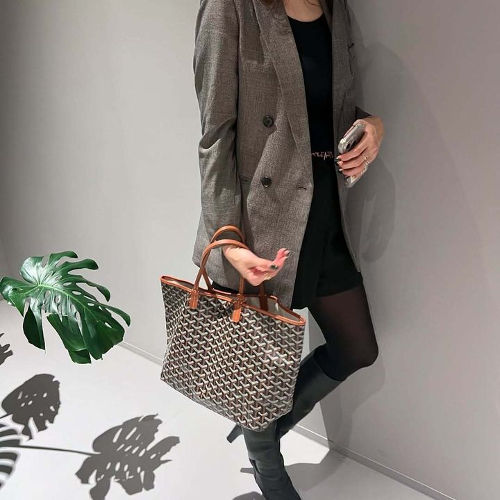 ゴヤールのトートバッグを持った女性