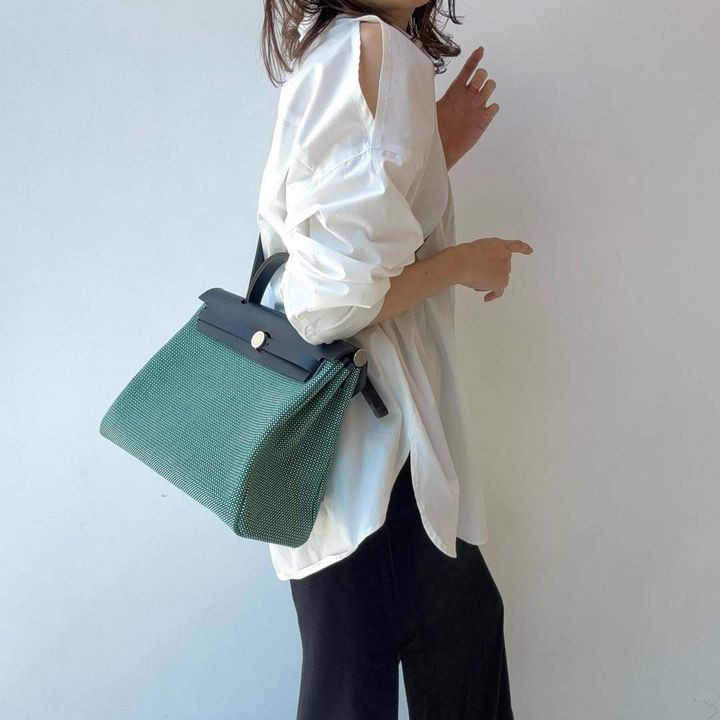 エルメスのエールラインを肩からかけた女性