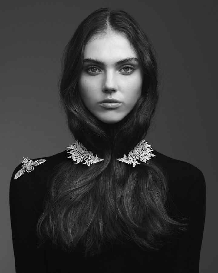 1878年のアーカイブに残るアザミのブローチを再解釈したネックレスは、デジタル技術を駆使し、輪郭や立体的なフォルム、細部のデザインを忠実に再現しながらも、鋭い印象のジュエリーを快適に着用できるように仕上げている。