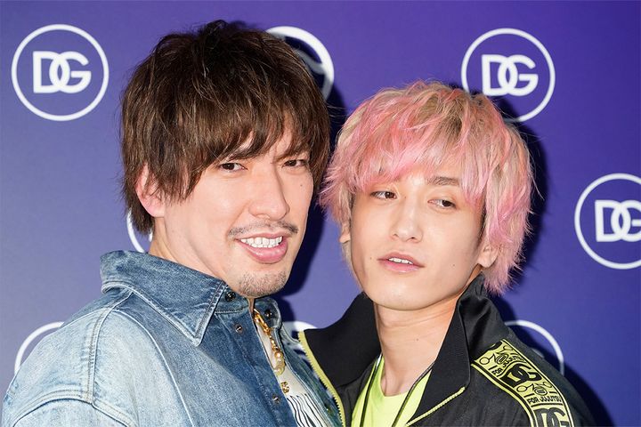 「呪術廻戦」とドルチェ＆ガッバーナのコラボストアに来場したEXITりんたろーさん（左）と兼近大樹さん＝2022年4月、時事通信フォト