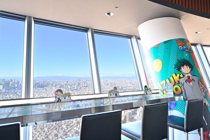 カウンター席のほか、テーブル席もあります