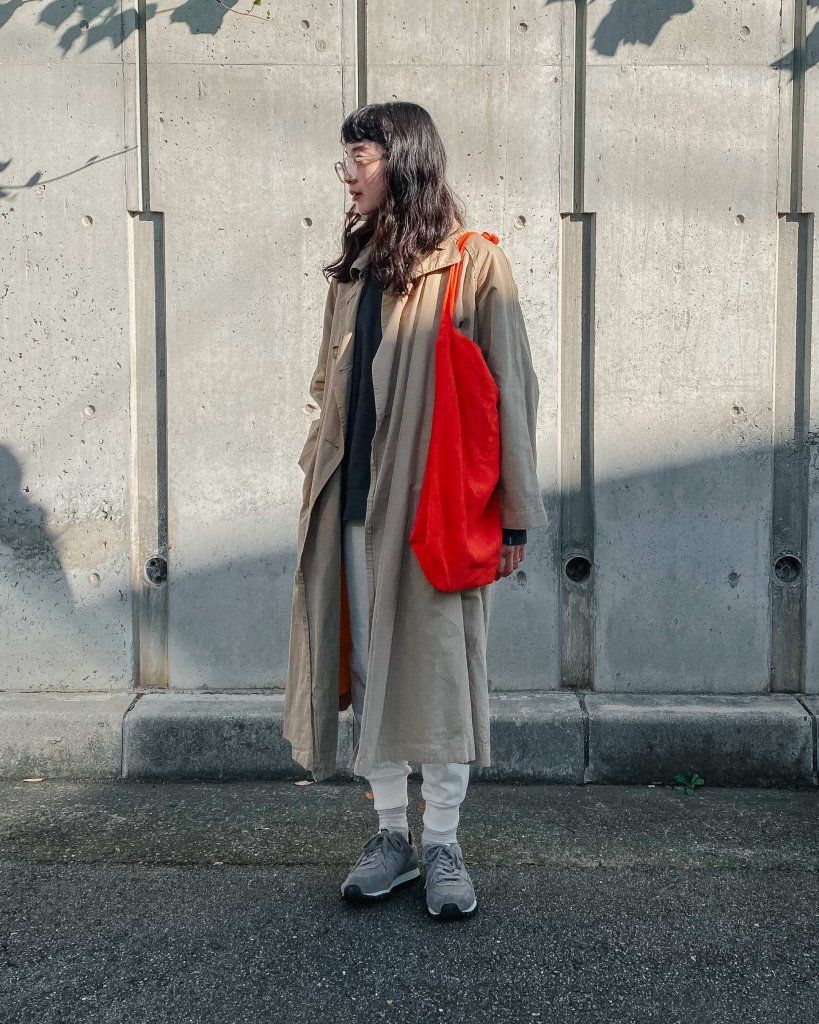 白・グレー・ベージュのベーシックカラーのコーデに赤で差し色を入れて