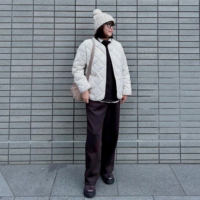 UNIQLOのナチュラルの「パフテックリラックスジャケット」×スウェットパンツ
