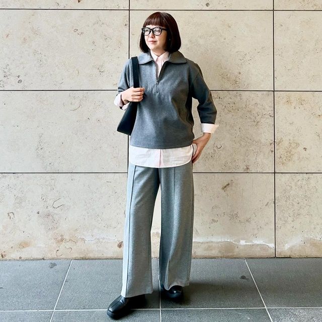 UNIQLOのグレーの「ブラッシュドジャージープルオーバー」×ブラッシュドジャージーワイドパンツ