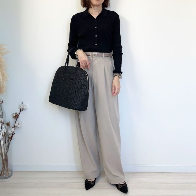 ブラックのメリノリブポロカーディガンを着たコーデ