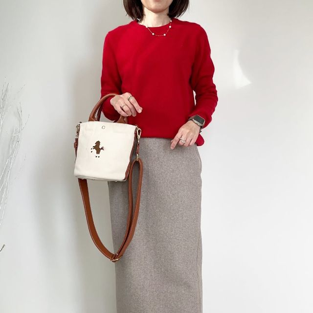 赤のカシミヤクルーネックセーターを着たコーデ