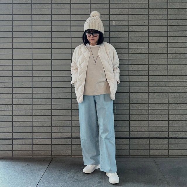 UNIQLOのナチュラルの「パフテックリラックスジャケット」×デニムパンツ