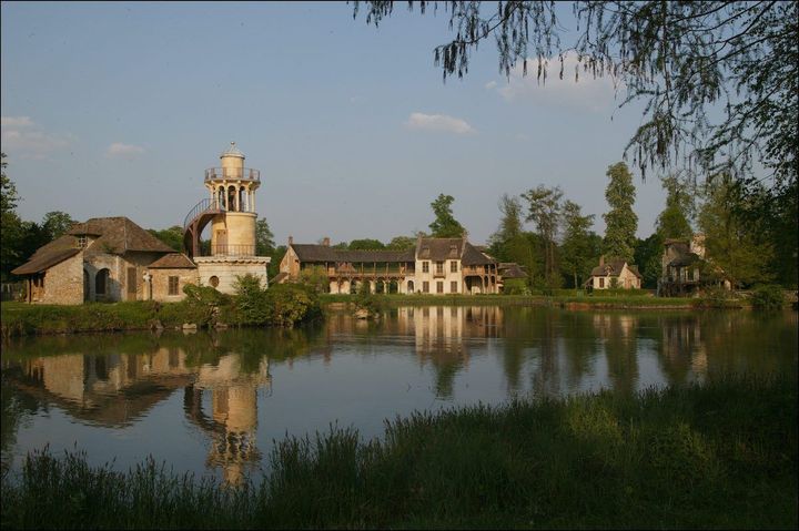 フランス、ヴェルサイユの離宮のひとつで、王妃マリー・アントワネットの小トリアノン宮殿（プチ・トリアノン）は、王妃がもっとも愛した場所だとされる。写真は離宮を囲む「王妃の村里」。Photo _ Raphael GAILLARDE/Gamma-Rapho via Getty Images