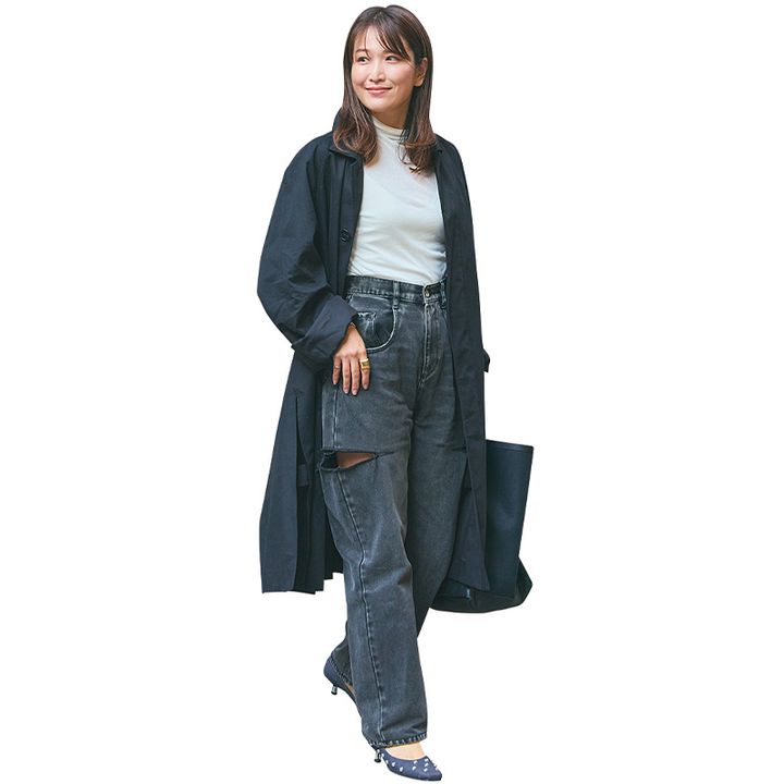 H＆Mの白のシアートップスとデニムにアウターを羽織ったVERYライターの私服コーデ